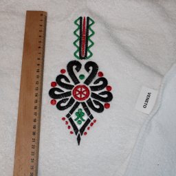 Haftowany ręcznik frotte VENETO z góralskim wzorem.