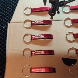 Otwieracze z aluminium anodowanego w trakcie grawerowania.