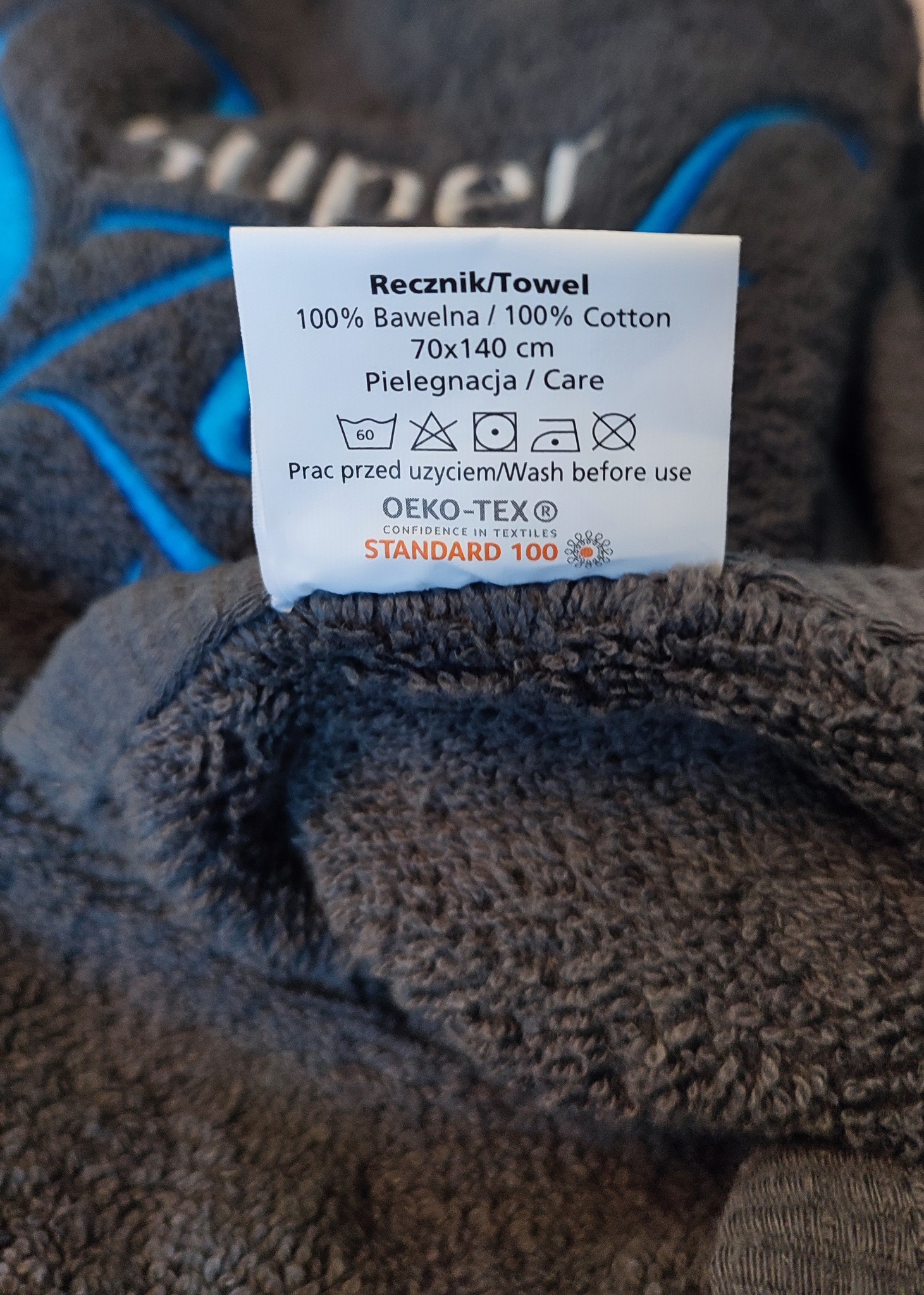 Nasze ręczniki bawełniane, 500 gsm z linii VENETO. Widok na metkę z gwarancją certyfikatu OEKO-TEX 100.