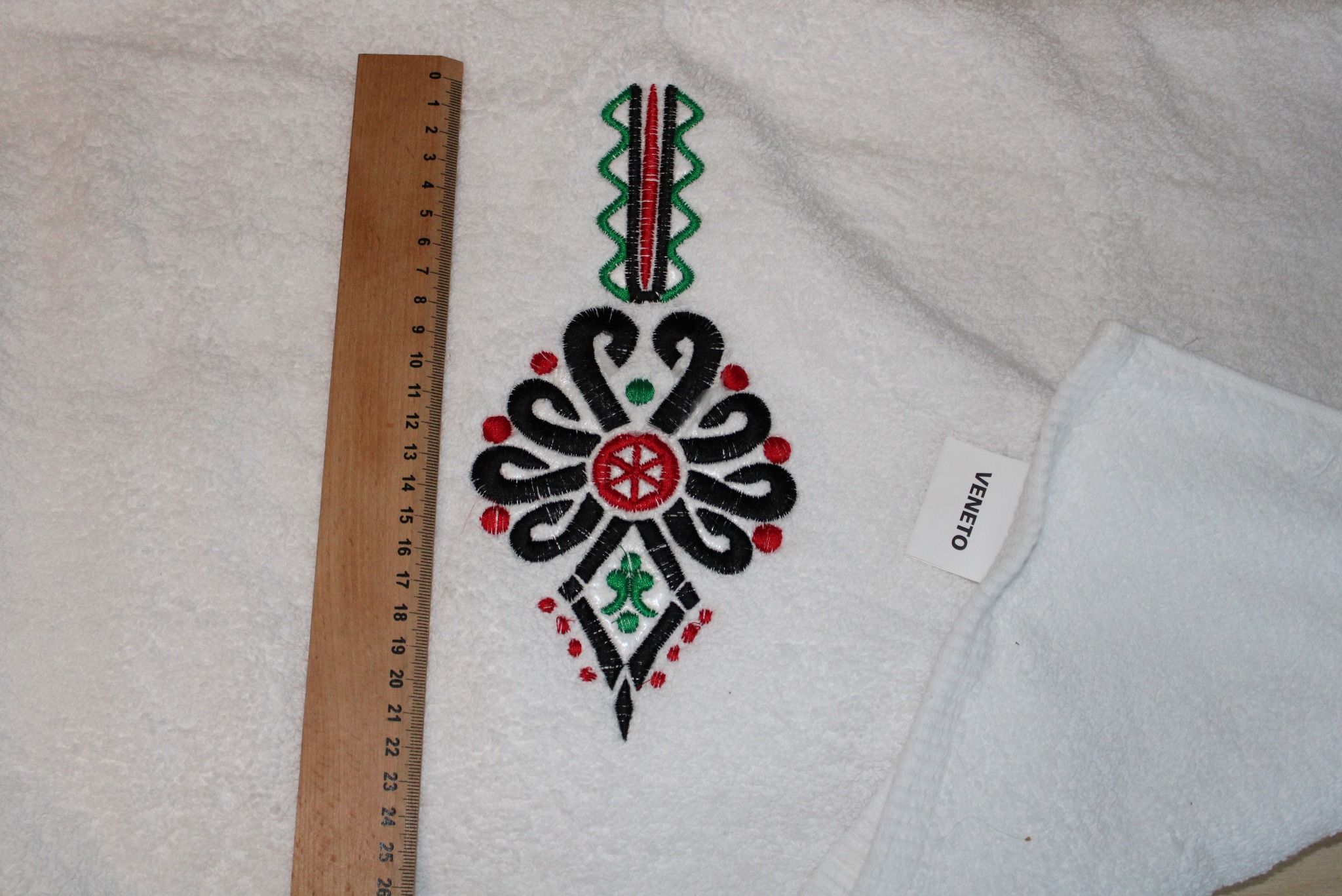 Haftowany ręcznik frotte VENETO z góralskim wzorem.