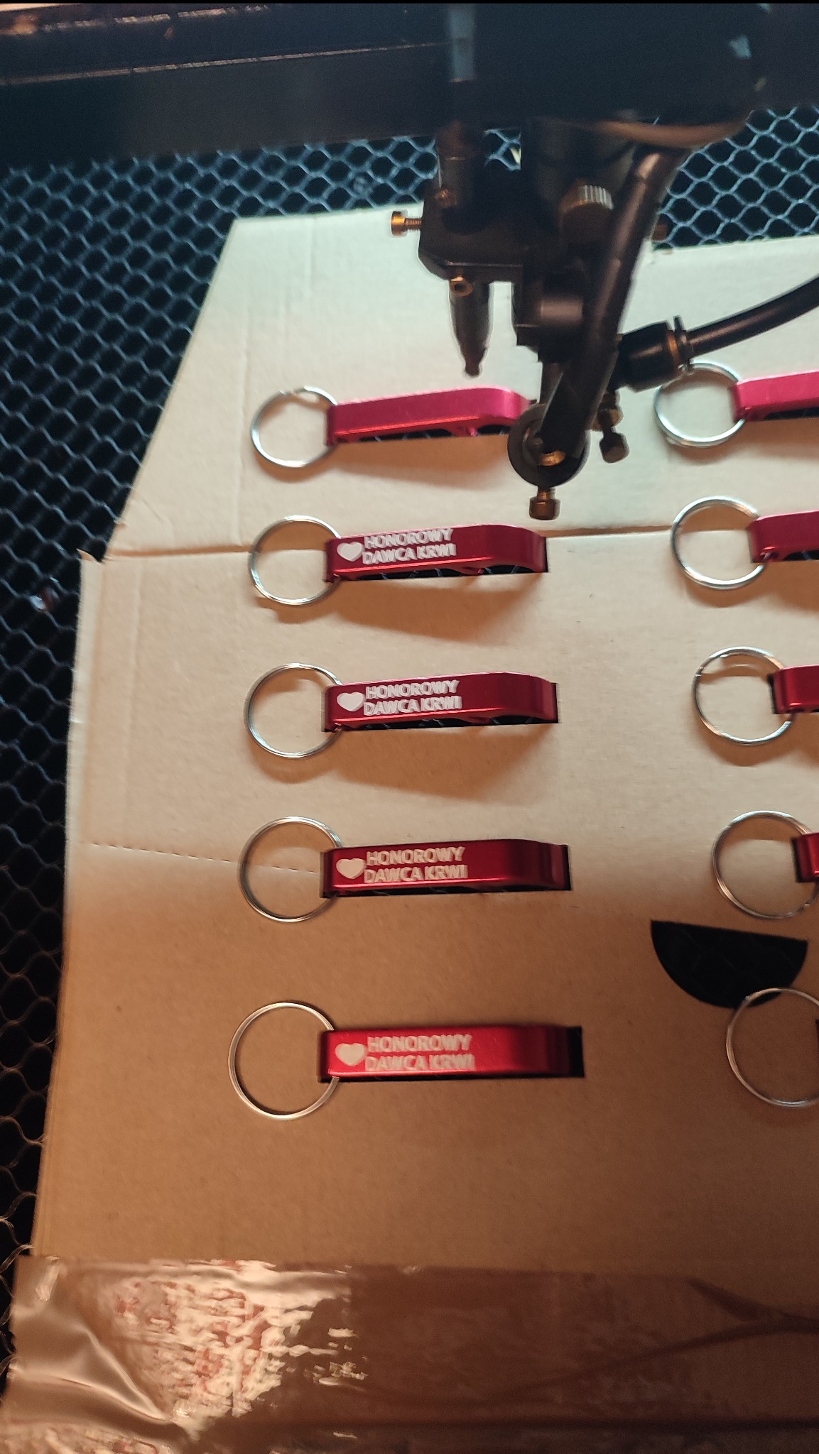 Otwieracze z aluminium anodowanego w trakcie grawerowania.