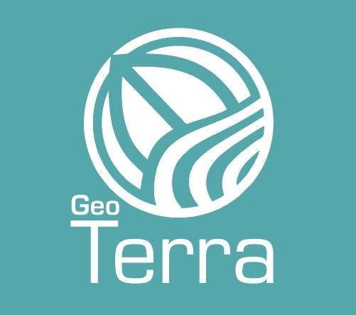 Logo firmy GeoTerra z Kołobrzegu: biały okrąg z abstrakcyjnymi liniami symbolizującymi mapę lub globus na turkusowym tle.