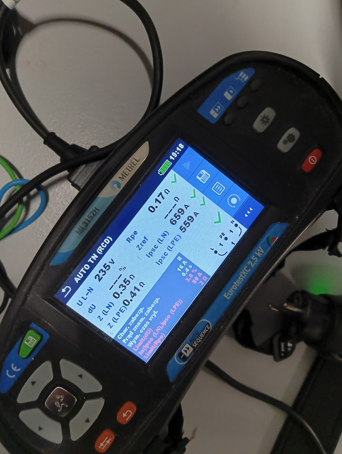 Miernik instalacji elektrycznych Metrel EurotestXC 2.5 kV z wyświetlonymi wynikami pomiarów napięcia, impedancji i prądu zwarciowego podczas testu instalacji.