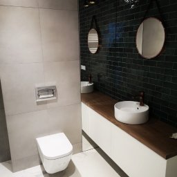 Aura Tek Sp. z o.o. - Nowoczesna łazienka z ciemnozielonymi płytkami, okrągłymi lustrami z miedzianymi ramami i białą ceramiką. Marmurowa podłoga z szarymi żyłami.