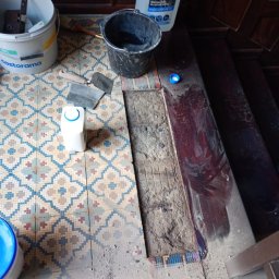 uzupełnienie płytek na zabytkowej kamienicy 