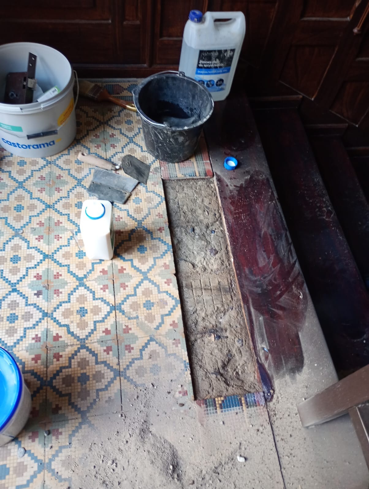 uzupełnienie płytek na zabytkowej kamienicy