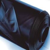 Czarna folia izolacyjna w rolce, widoczne warstwy nawiniętej folii i struktura materiału.