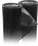 Dwa czarne, foliowe zbiorniki na odpady rolnicze w rolkach, ustawione pionowo, z widoczną fakturą tworzywa sztucznego.