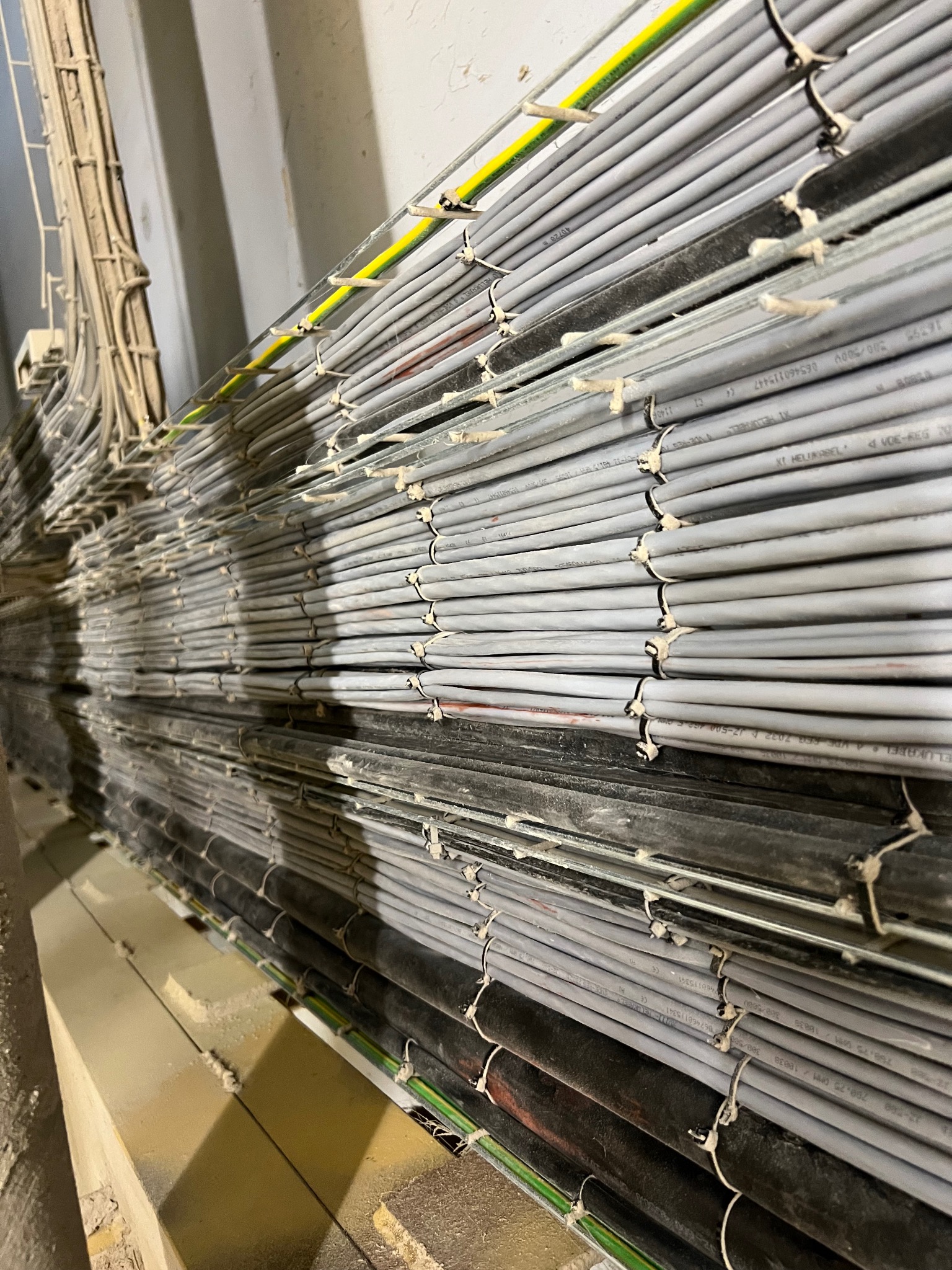 Ułożenie przewodów sterowniczych w korytach siatkowych