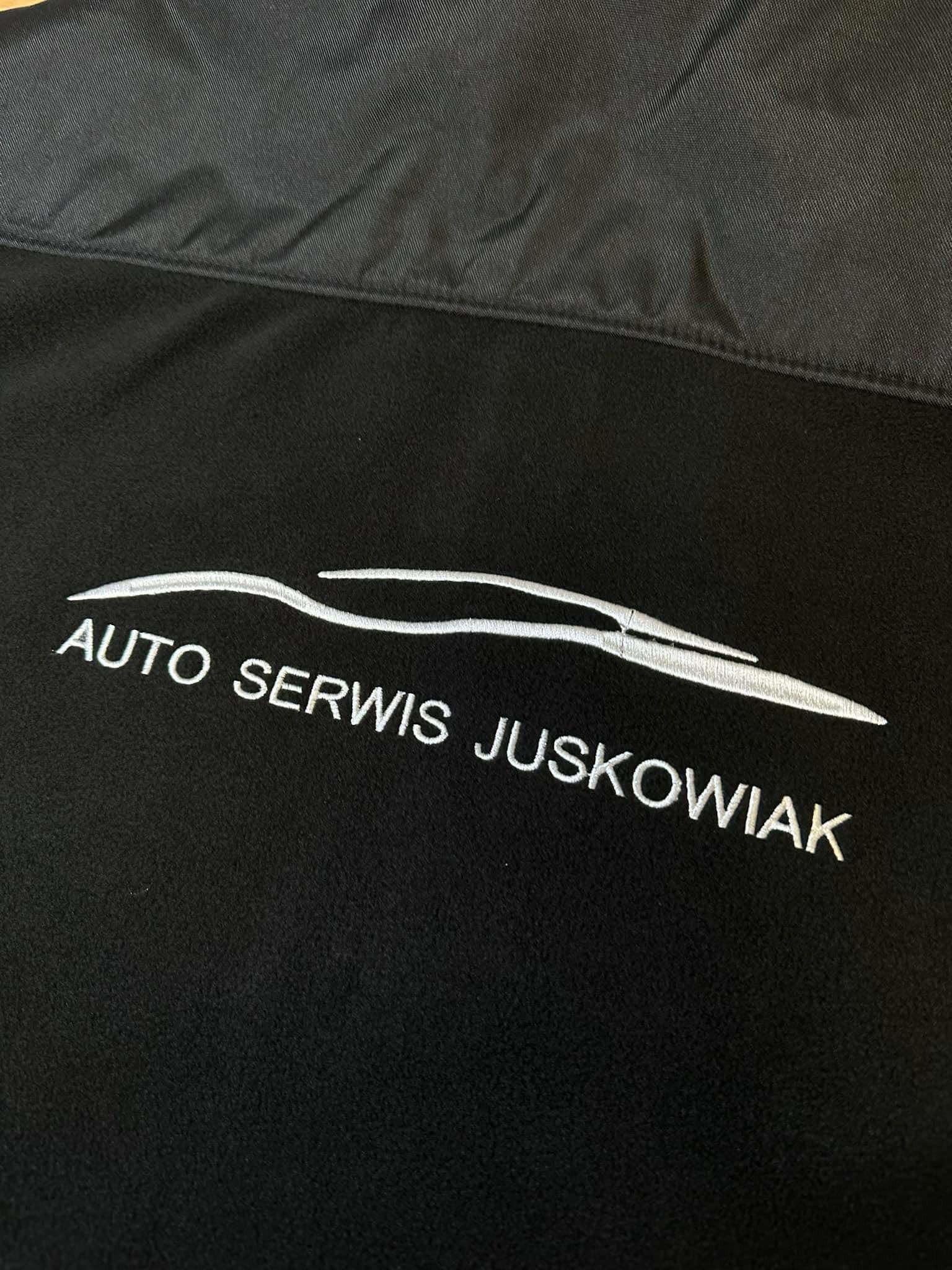 Czarna bluza polarowa z wyhaftowanym logo i nazwą 'AUTO SERWIS JUSKOWIAK' w kolorze białym.