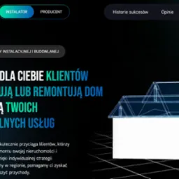 Strona internetowa firmy marketingowej dla branży instalacyjnej i budowlanej z wizualizacją domu w formie niebieskiego wireframe'u na ciemnym tle.