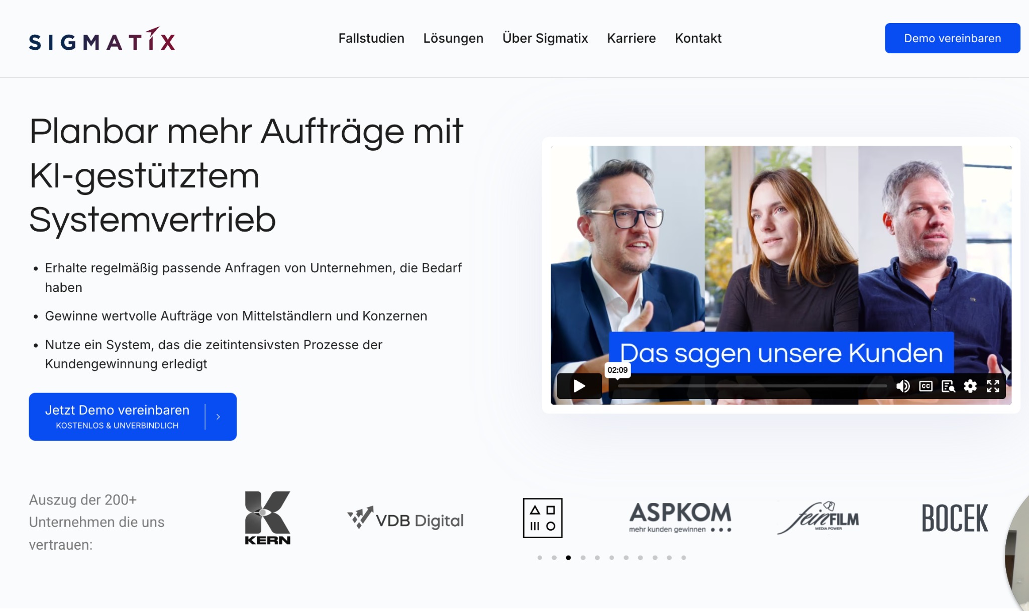 Strona internetowa firmy Sigmatix z nagłówkiem 'Planbar mehr Aufträge mit KI-gestütztem Systemvertrieb' oraz wideo z opiniami klientów.