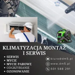 Montaż klimatyzacji: technik w kasku serwisuje jednostkę wewnętrzną. W tle narzędzie do czyszczenia klimatyzacji i dane kontaktowe firmy.