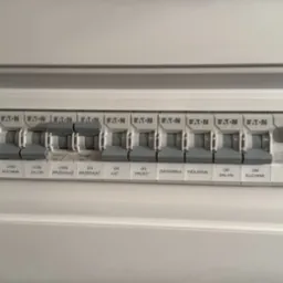 Szczegółowe ujęcie tablicy rozdzielczej z wyłącznikami Eaton w Tarnowskich Górach, opisane poszczególne obwody: oświetlenie, gniazda w kuchni, salonie, łazience, zmywarka, piekarnik. Jeden...