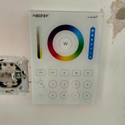 Ruslan Skalichuk - Panel sterowania oświetleniem MiBoxer zamontowany na ścianie w trakcie instalacji w Bielsko-Białej, obok widoczna puszka elektryczna.