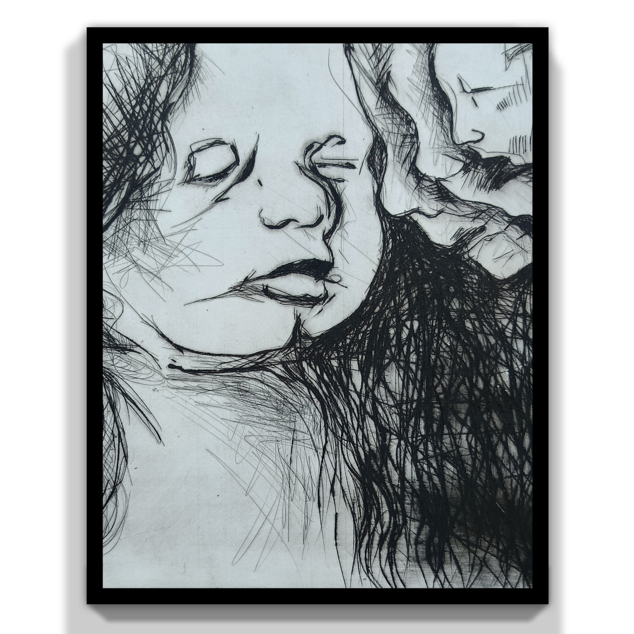 Szkic czarno-biały przedstawiający twarz kobiety z zamkniętymi oczami i fragment twarzy mężczyzny w tle, oprawiony w czarną ramę.