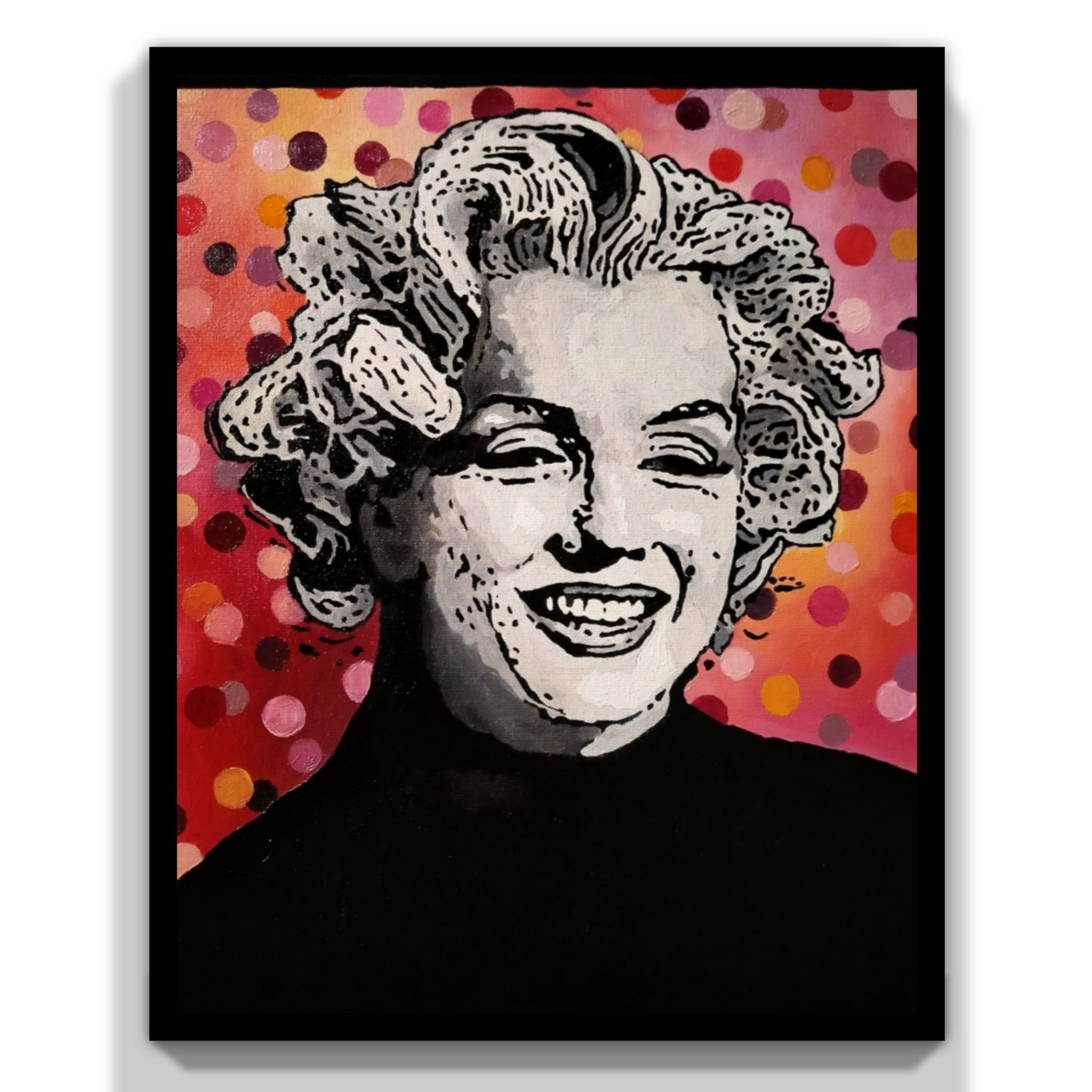 Czarno-biały portret Marilyn Monroe w czarnej ramie, na płótnie z tłem w czerwono-różowe kropki.