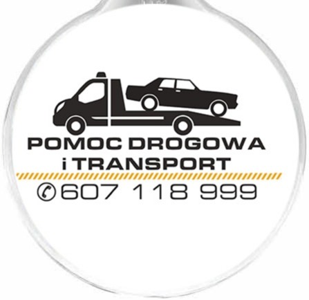Grafika wektorowa przedstawiająca lawetę z samochodem na platformie, napis 'POMOC DROGOWA i TRANSPORT' oraz numer telefonu 607 118 999, umieszczone na białym okrągłym tle z delikatnym obramowaniem,...