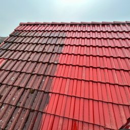 Firma Ogólnobudowlana Wiktor Marczak - Czerwona dachówka przed i po czyszczeniu: połowa dachu pokryta mchem i brudem, druga połowa czysta i lśniąca. Widoczny fragment węża do mycia ciśnieniowego.