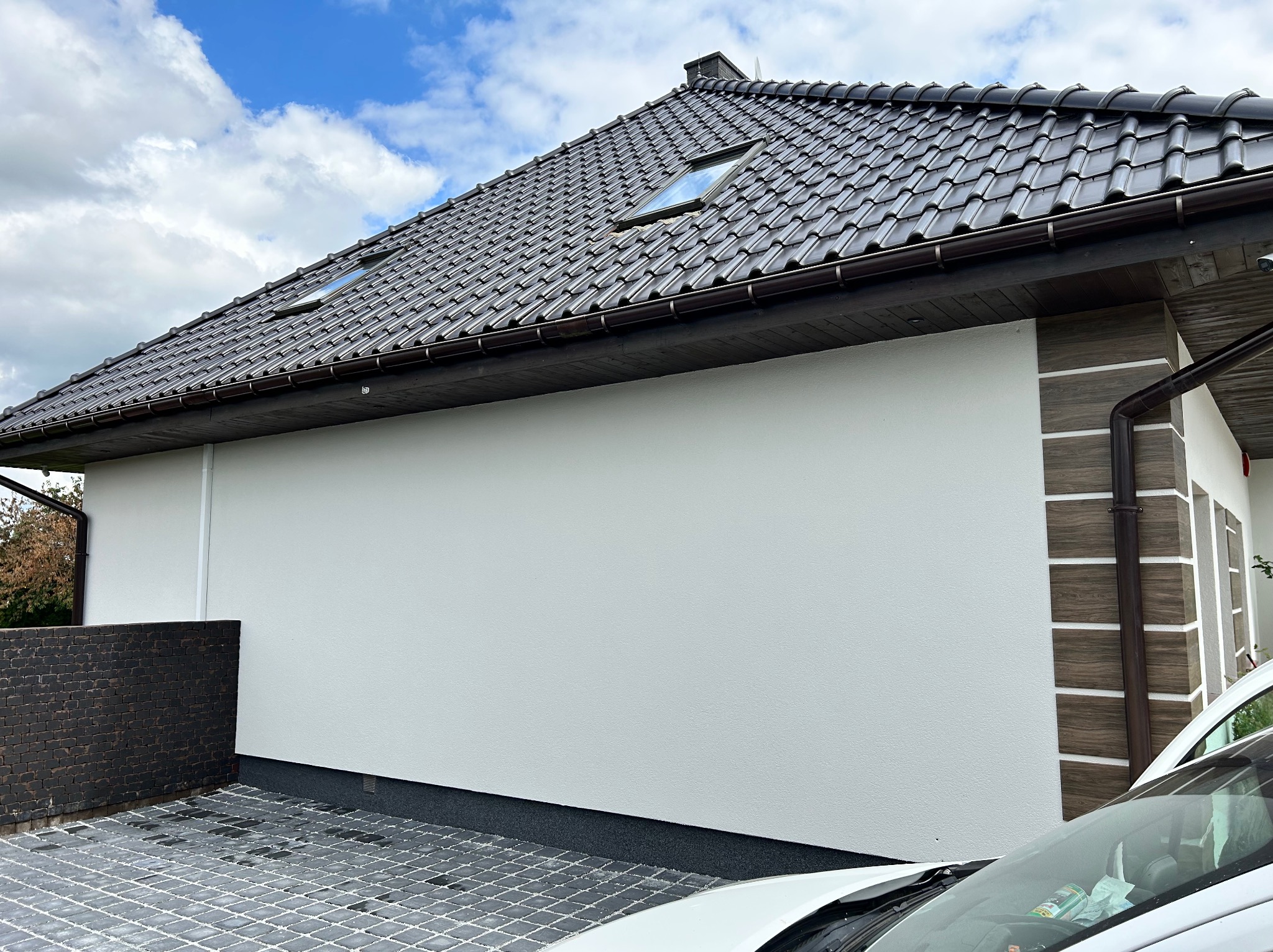 Malowanie elewacji oraz położenie marmolitu Romnow