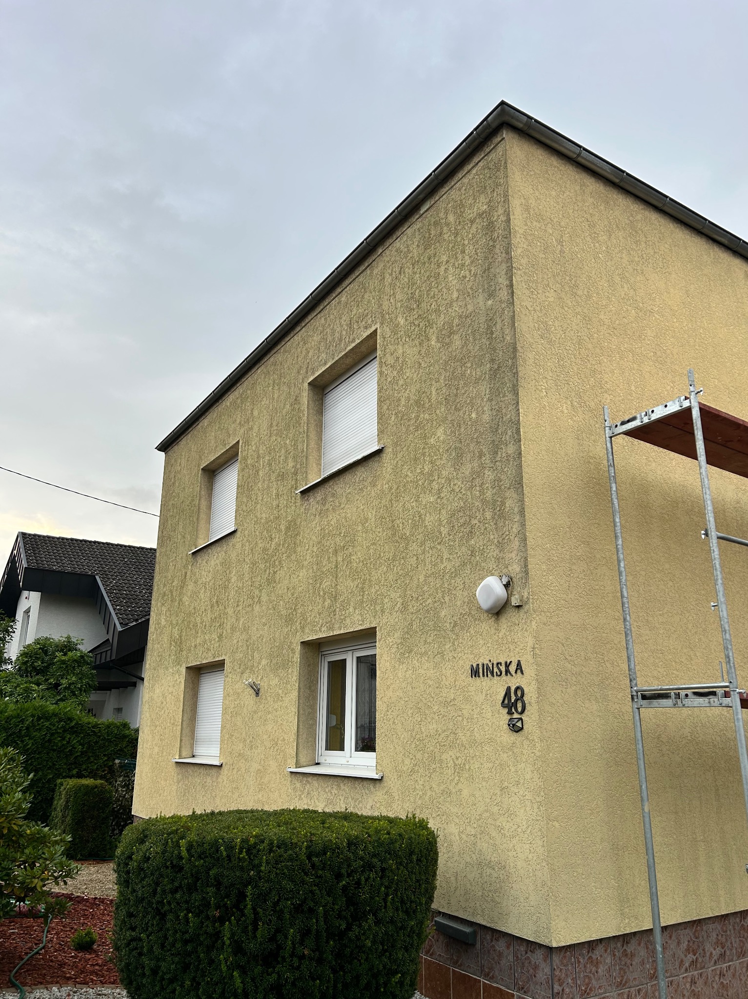 (Zdjęcie przed) mycie elewacji Poznań