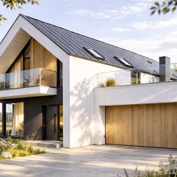 Pracownia Projektowa Klaudia Szkaradek - Nowoczesny dom z płaskim dachem i drewnianą elewacją, balkon z szklaną balustradą, garaż z drewnianą bramą, otoczony zielenią. Ujęcie w słoneczny dzień.