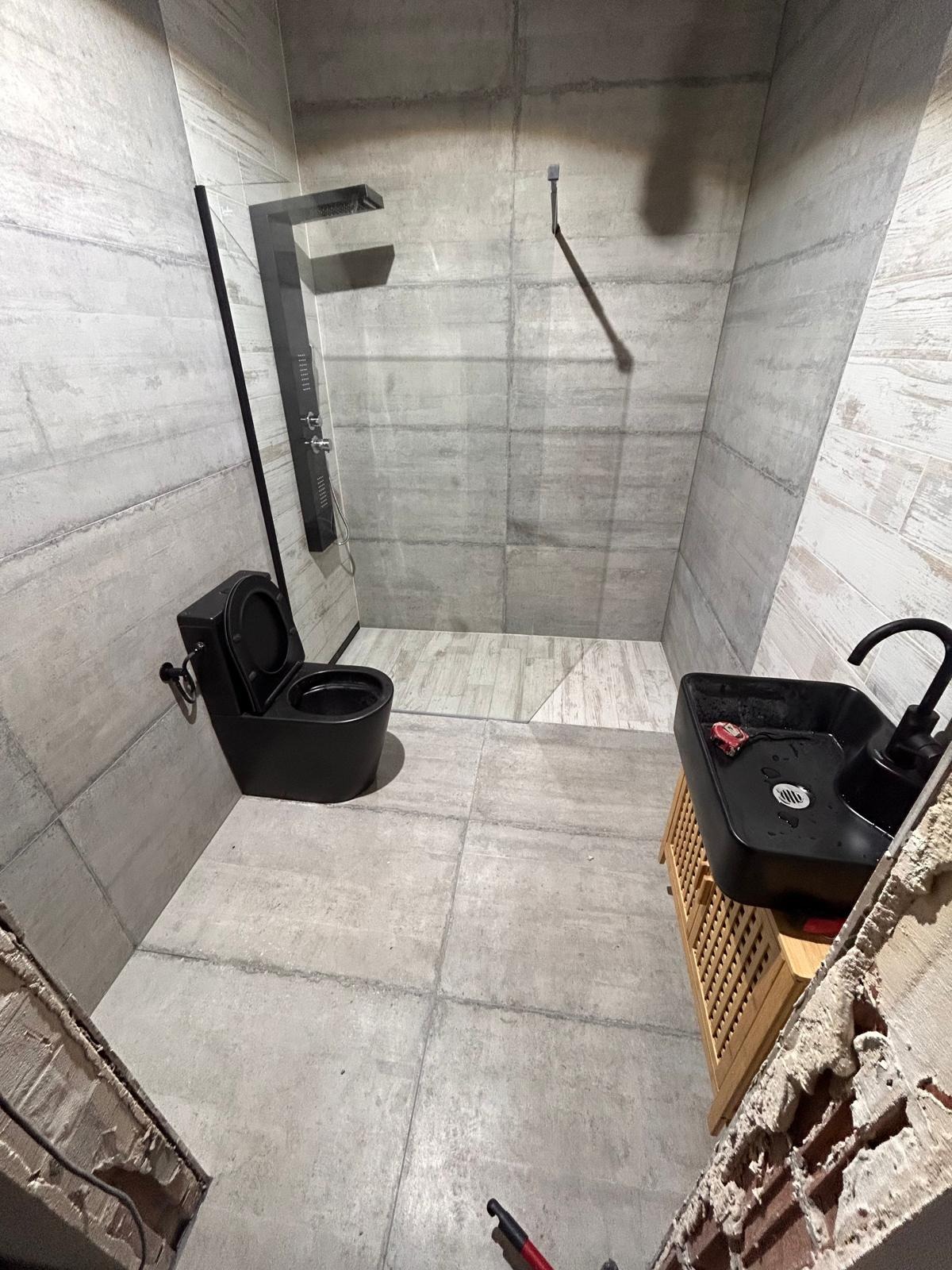 łazienka z czarną Armatura