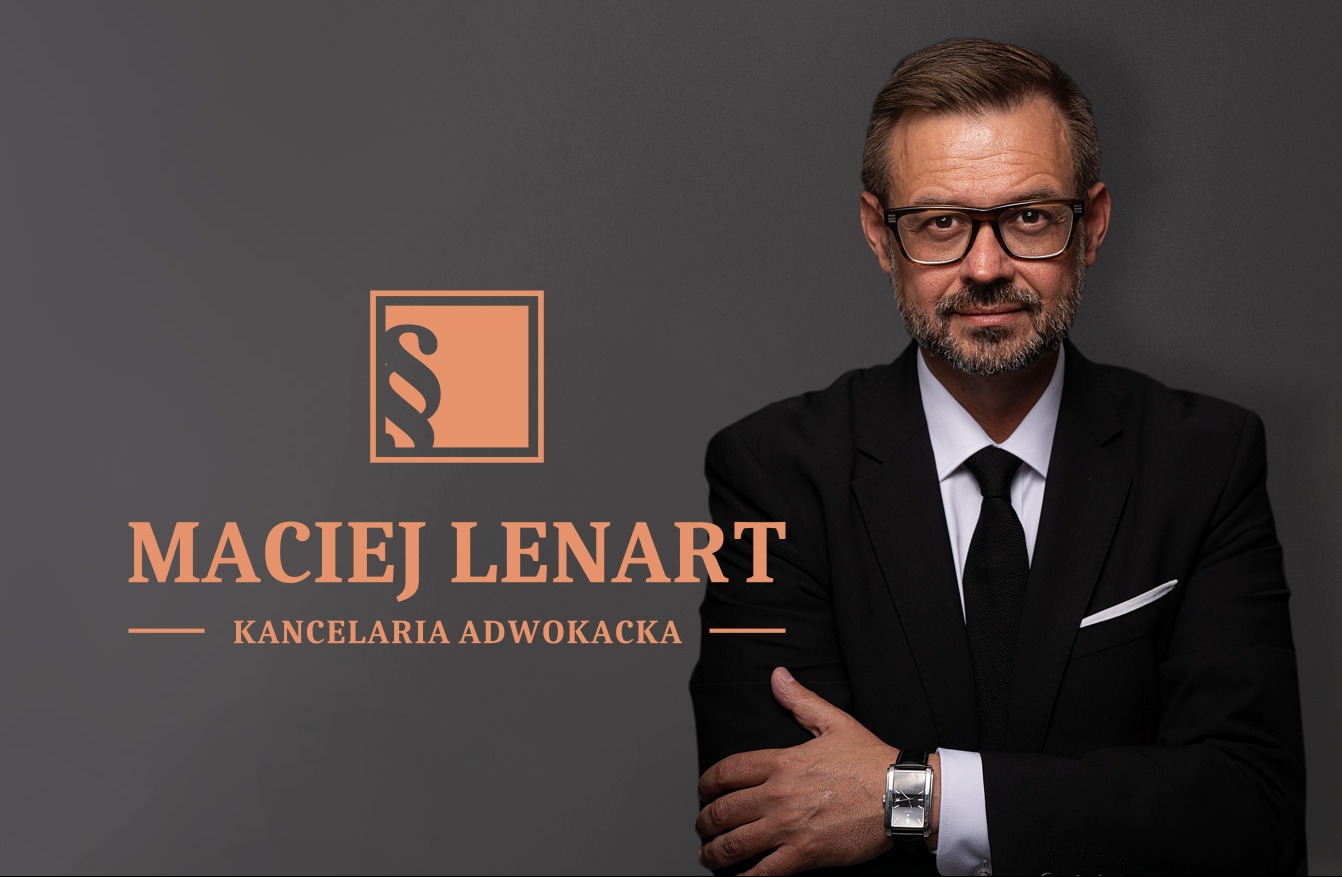 Portret mężczyzny w garniturze, z zegarkiem na ręce, obok logo kancelarii prawnej na szarym tle.