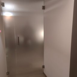 Drzwi szklane, grubość szkła 8 mm, oklejone folia szronioną