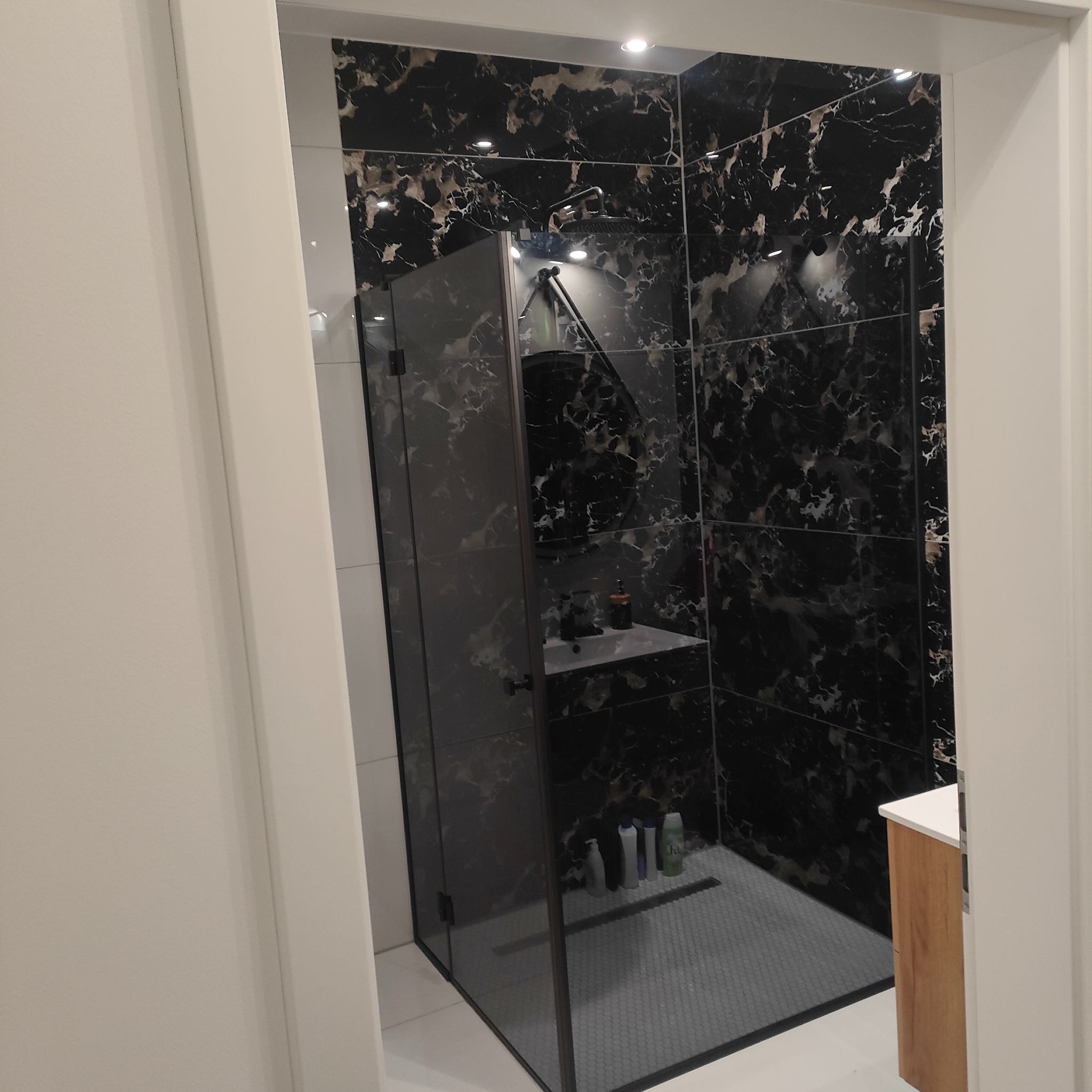 Kabina prysznicowa ze szkła antisol grafit 8 mm z czarnymi okuciami