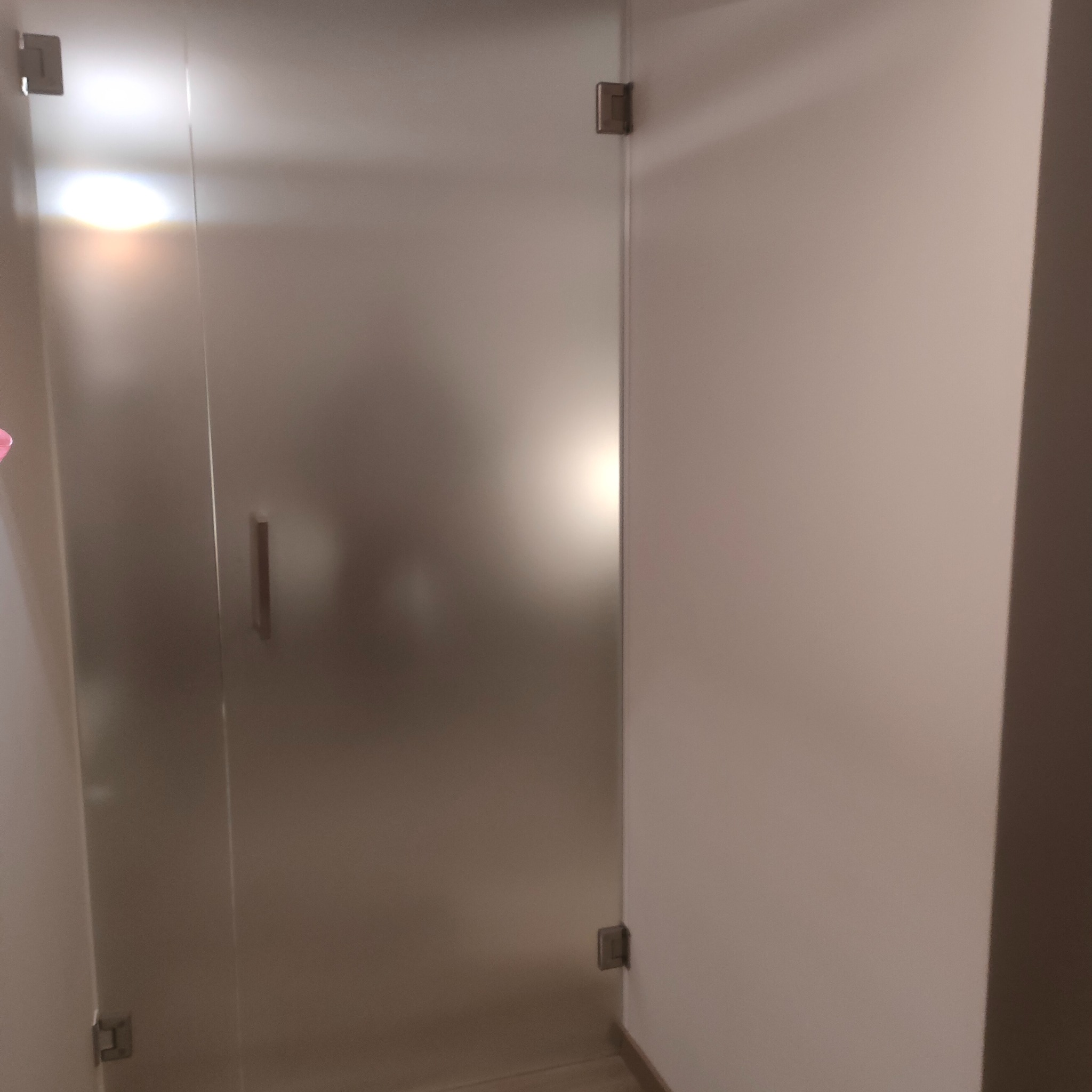 Drzwi szklane, grubość szkła 8 mm, oklejone folia szronioną