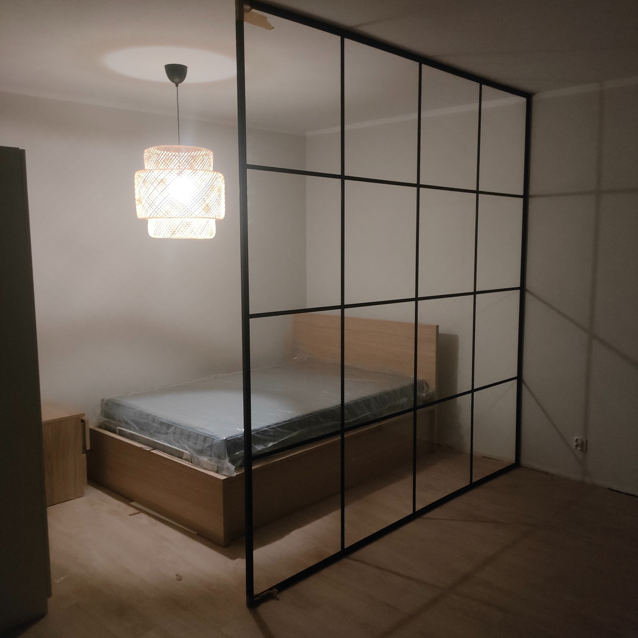 Ścianka szklana że szkła o gr 8 mm w stylu loftowym