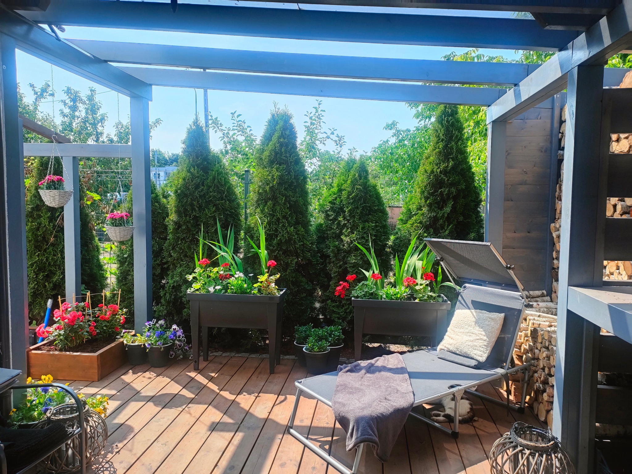 Zadaszenie szklane ze szkła antisol grafit 8 mm na drewnianej konstrukcji