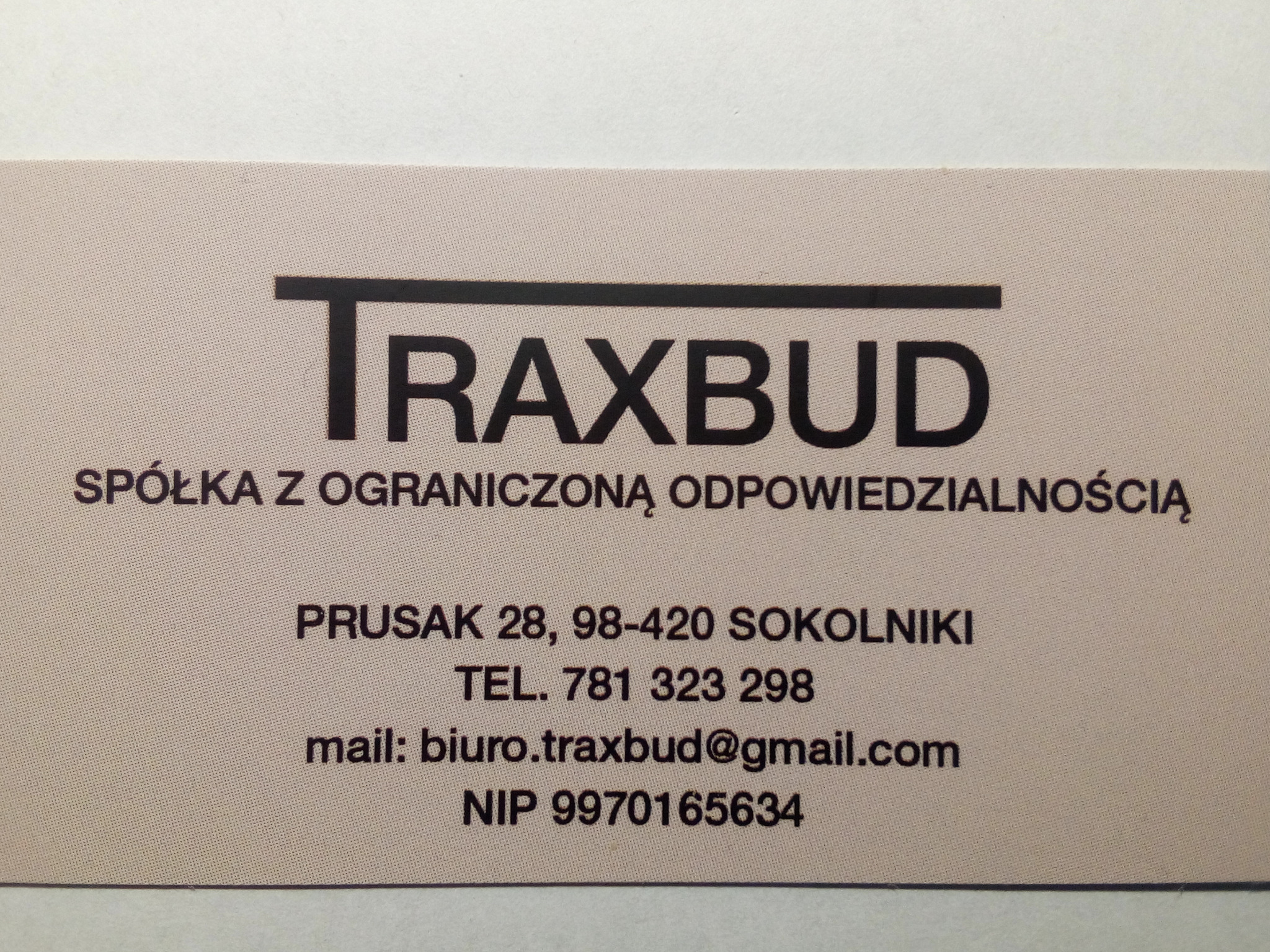 Wizytówka firmy Traxbud Spółka z ograniczoną odpowiedzialnością, z adresem, numerem telefonu, adresem e-mail i numerem NIP.