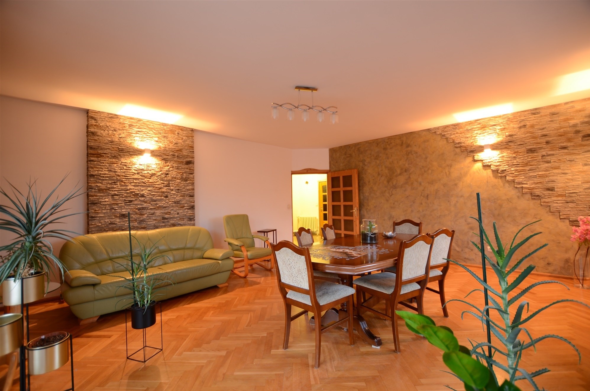 Duży rodzinny dom przy lesie w Jarużynie