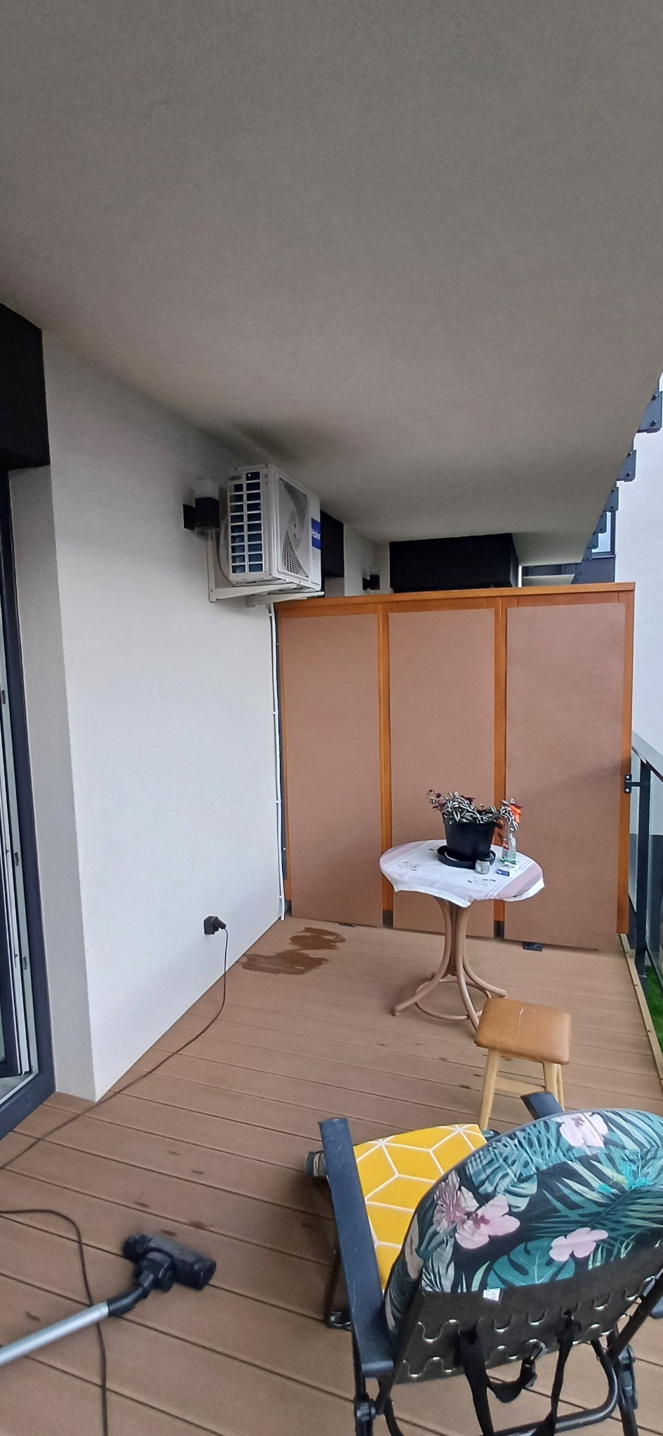 Klimatyzator Haier zamontowany na ścianie balkonu w Parzęczewie, widoczne ślady po montażu i kabel podłączony do gniazdka.