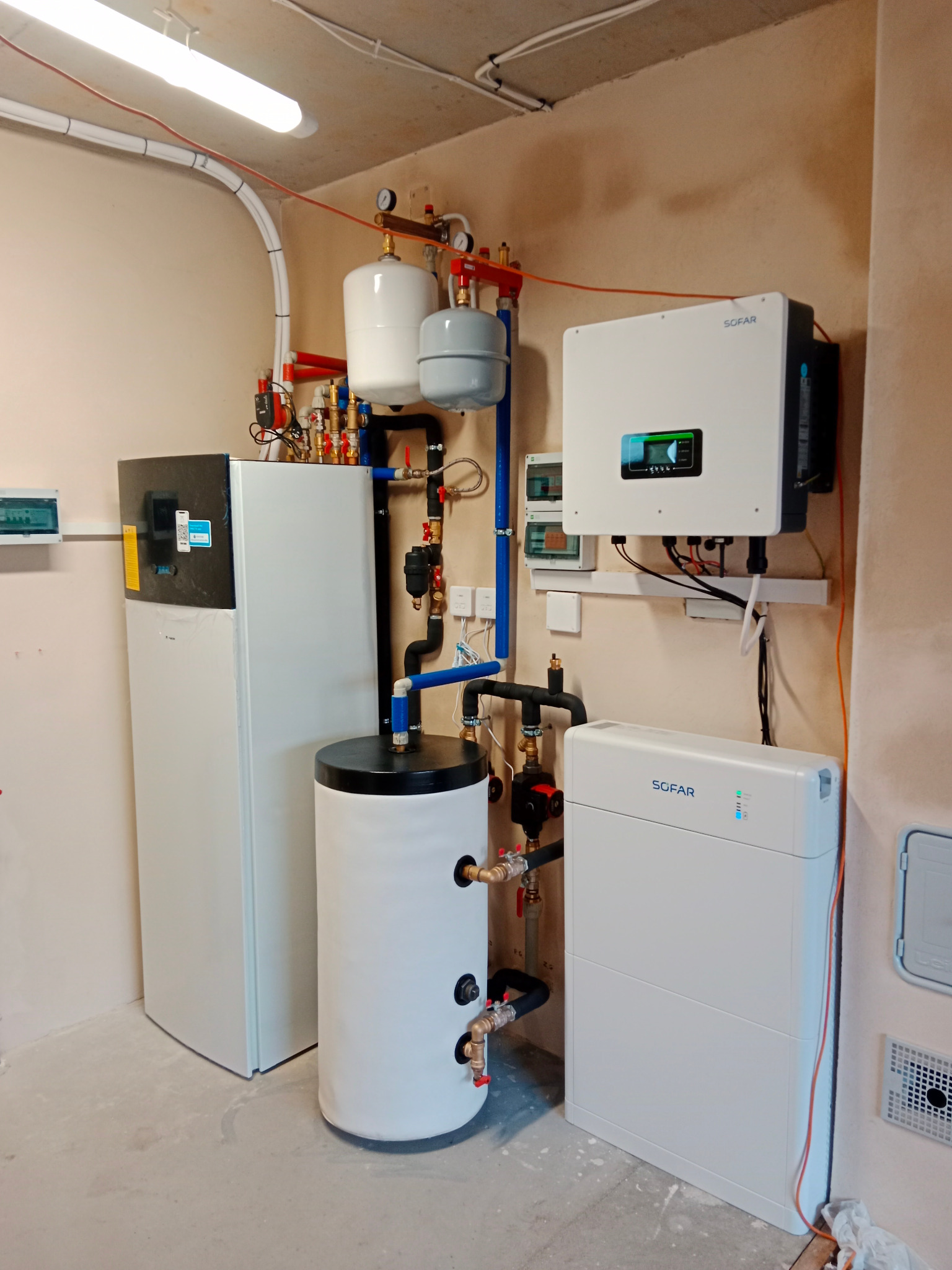 Kompletna instalacja grzewcza w kotłowni: pompa ciepła Daikin, zbiornik buforowy, zasobnik CWU, inwerter Sofar z magazynem energii, orurowanie z zaworami.