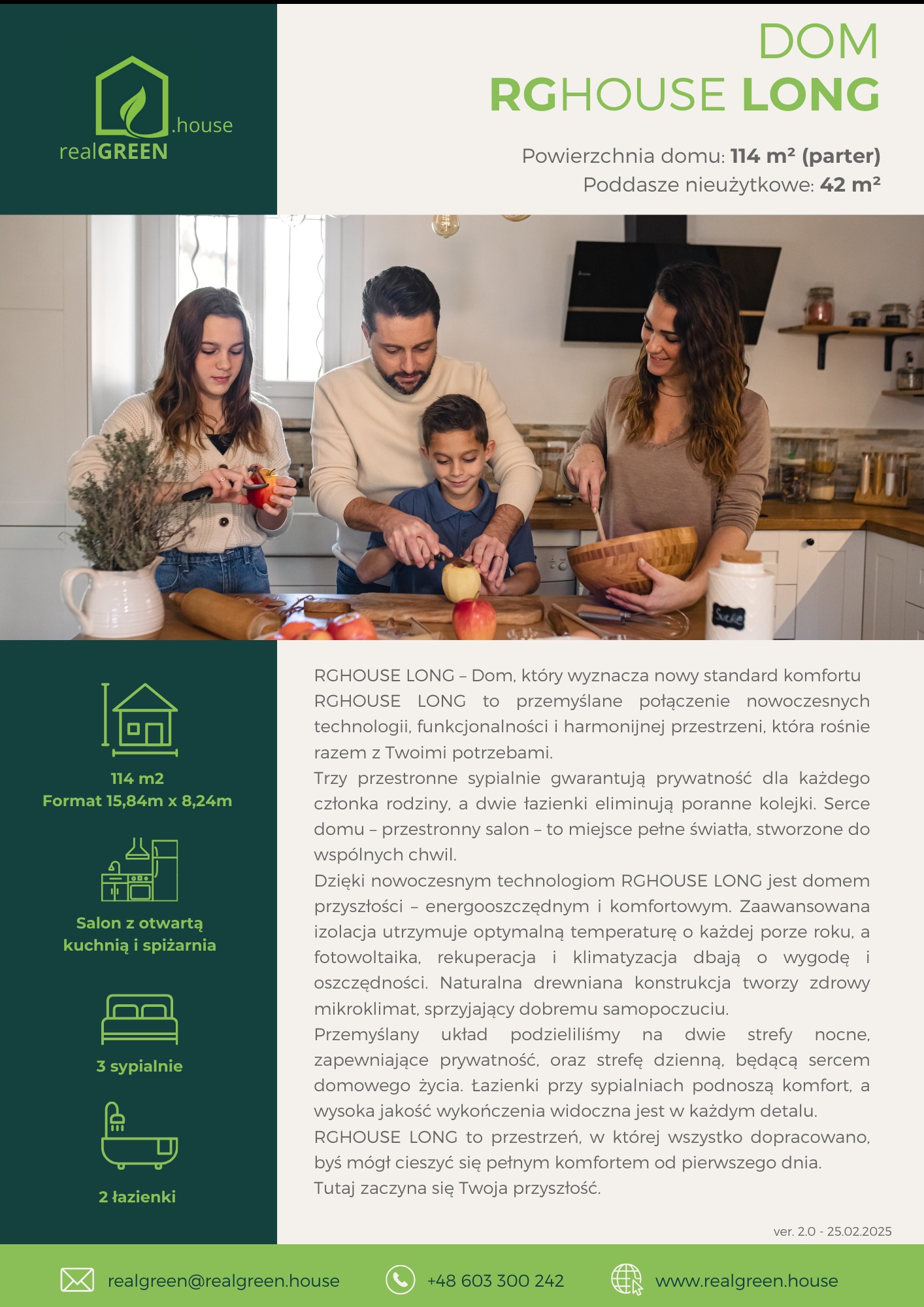 Rodzina przygotowuje posiłek w jasnej, nowoczesnej kuchni domu z logo Real Green. Mama obiera jabłka, tata pomaga synowi, a na blacie leżą jabłka i drewniana misa.