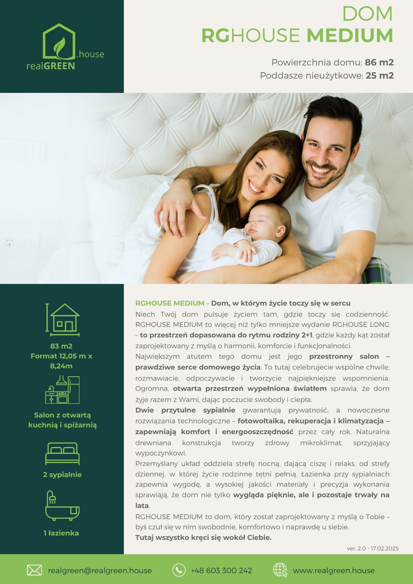 Zdjęcie reklamowe domu RGHOUSE MEDIUM przedstawiające uśmiechniętą rodzinę z niemowlęciem leżącą w łóżku na tle białej ściany z zagłówkiem.