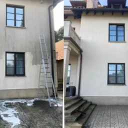 Porównanie elewacji budynku przed i po czyszczeniu, widoczna różnica w kolorze i czystości, drabina oparta o ścianę, mokra kostka brukowa po lewej stronie.