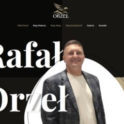 Karol Barciok - Mężczyzna w marynarce na tle strony internetowej z nagłówkiem 'Rafał Orzeł' i logo orła. Widoczny adres strony: www.rafalorzel.uk.