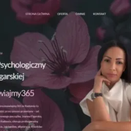 Fragment strony internetowej z wizerunkiem kobiety, prawdopodobnie właścicielki gabinetu psychologicznego, na tle rozmytych kwiatów i tekstu prezentującego ofertę.