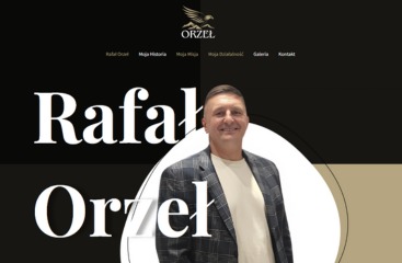 Mężczyzna w marynarce na tle strony internetowej z nagłówkiem 'Rafał Orzeł' i logo orła. Widoczny adres strony: www.rafalorzel.uk.
