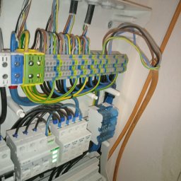 Kamil Duda - Rozdzielnica elektryczna z widocznymi przewodami i bezpiecznikami, zainstalowana w Skierniewicach. Widoczne oznaczenia na urządzeniach Eaton.