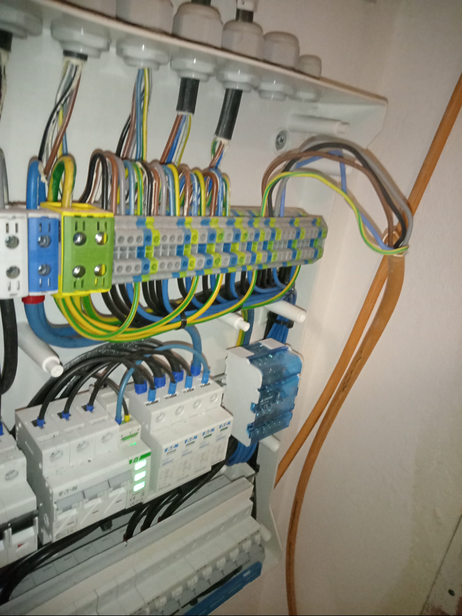 Rozdzielnica elektryczna z widocznymi przewodami i bezpiecznikami, zainstalowana w Skierniewicach. Widoczne oznaczenia na urządzeniach Eaton.