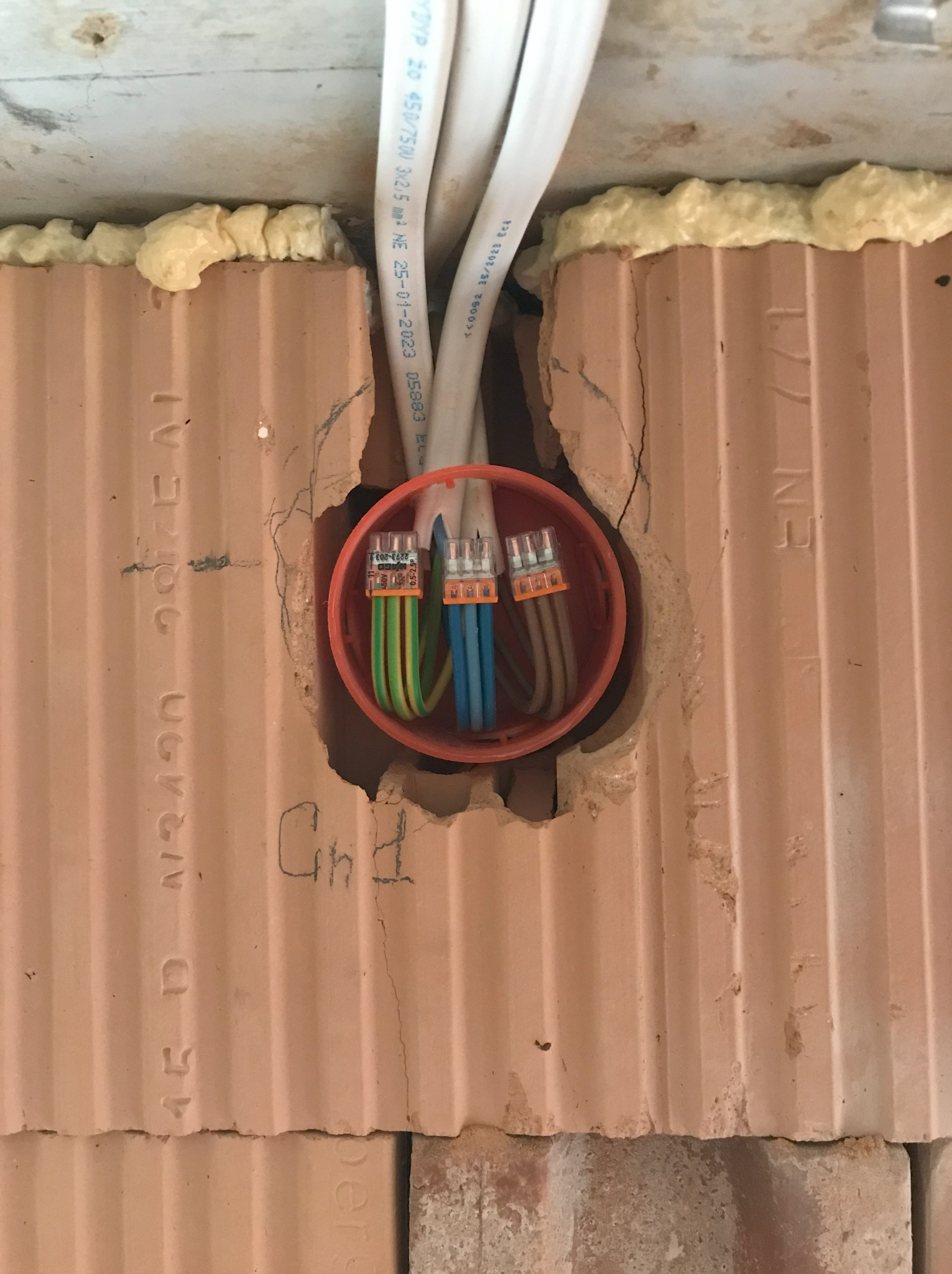 Podłączenie odgałęzienia za pomocą zacisków WAGO.