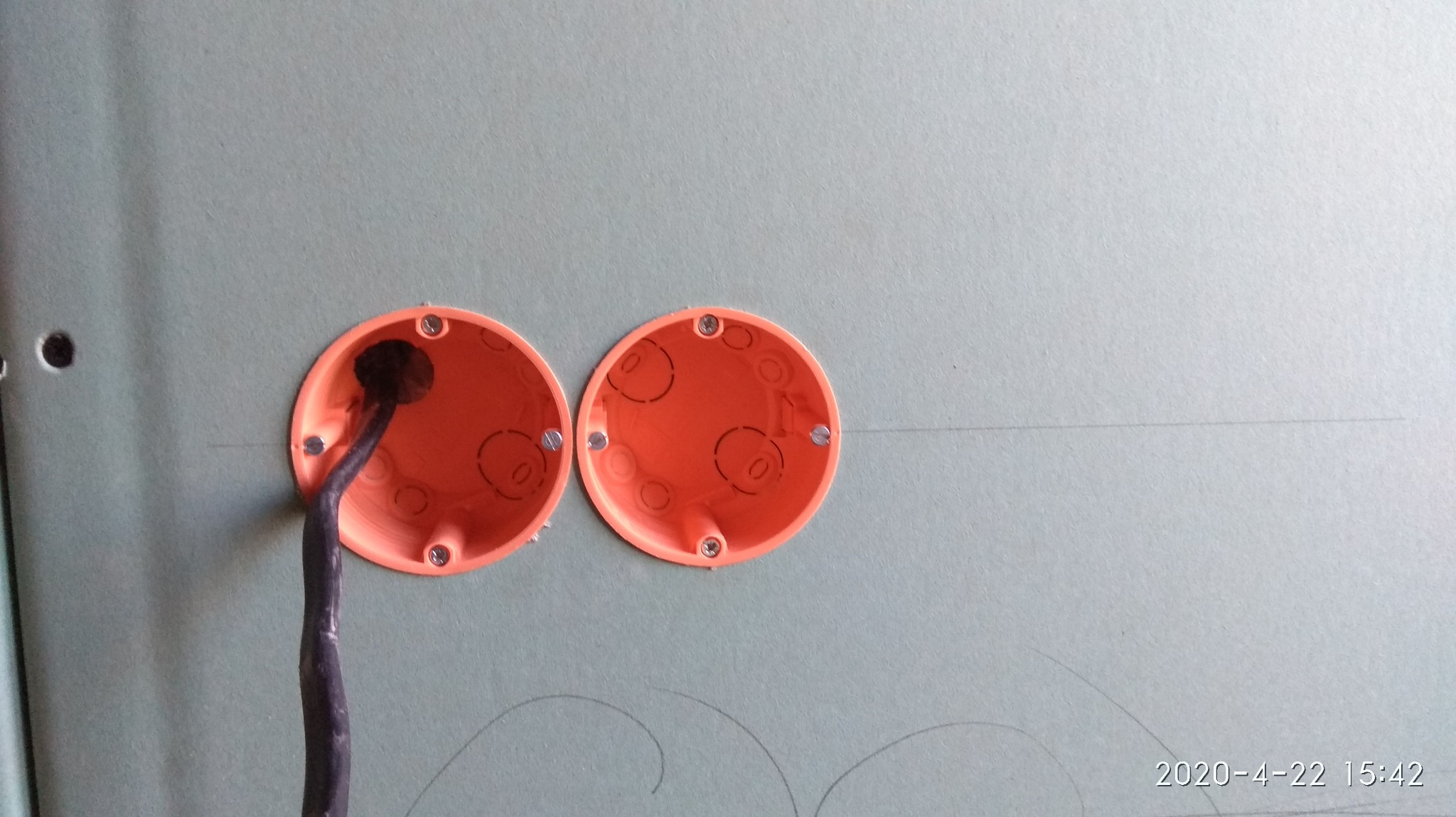 Montaż puszek podtynkowych w ścianie z karton-gipsu.