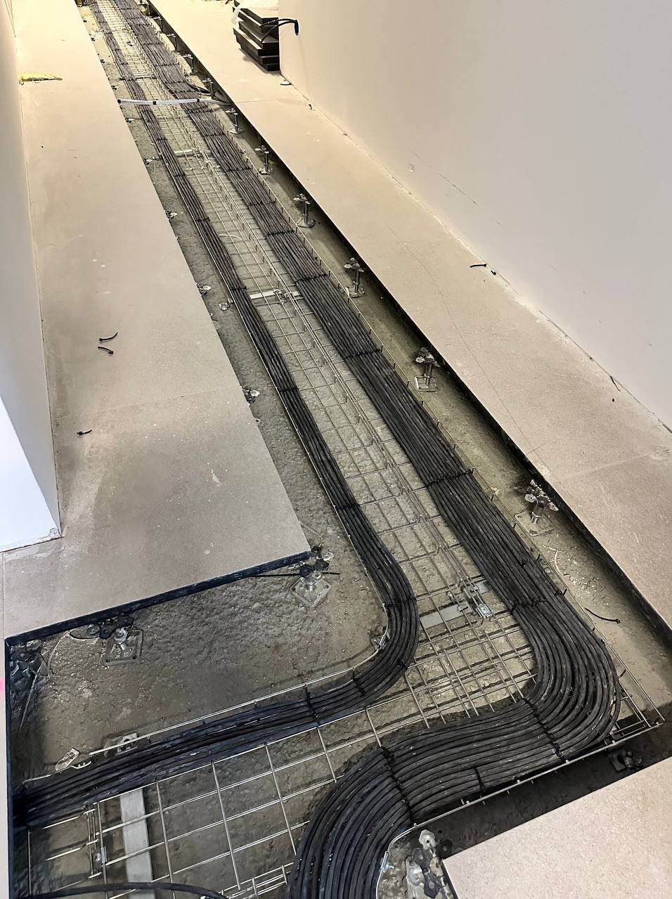 Montaż tras kablowych i układanie kabli w biurach.