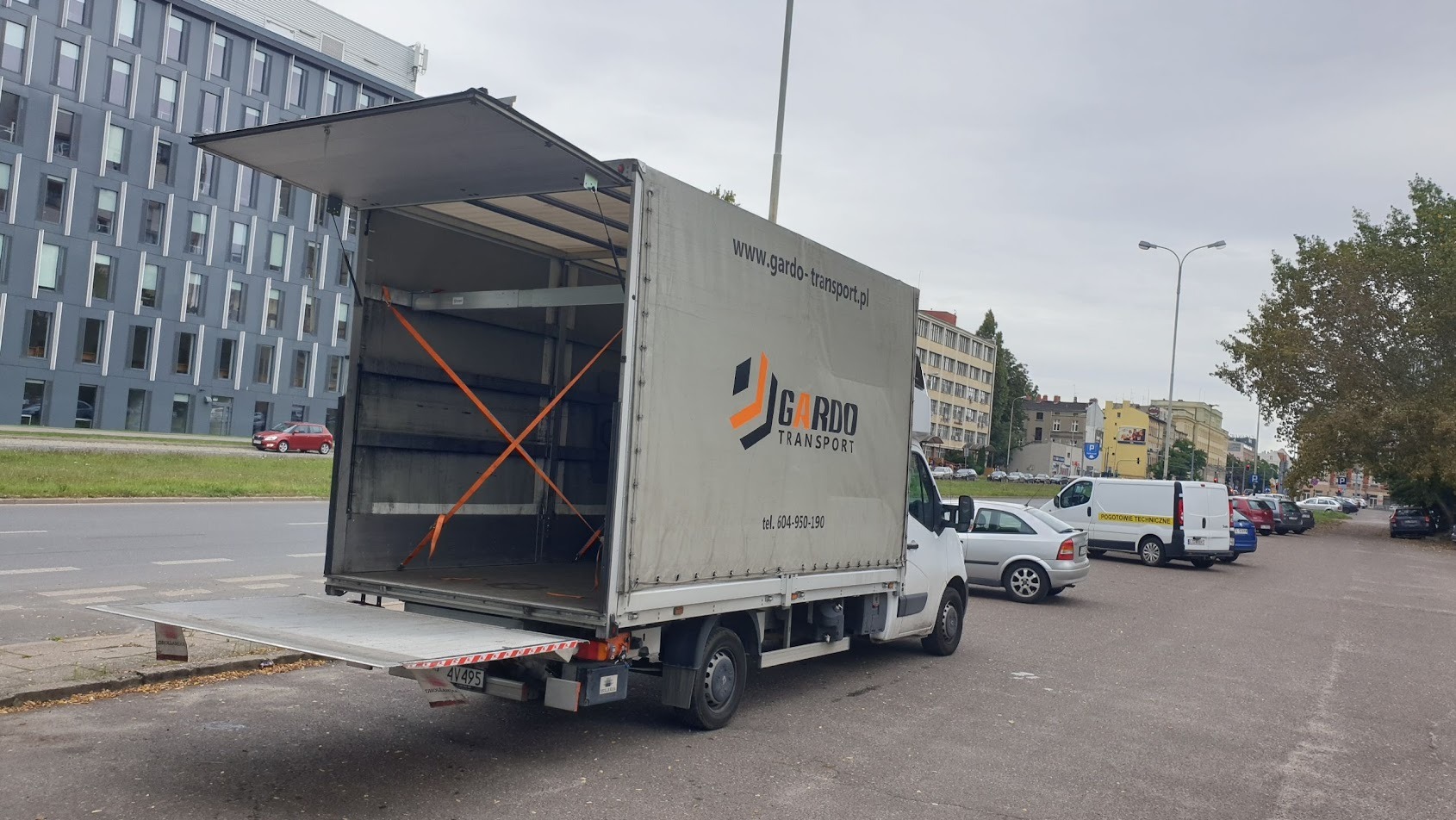 Usługi transportowe Łódź auto z windą załadowczą, Usługa transportowe z możliwością załadunki bokiem.