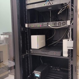 Cybite - Szafa rack z zainstalowanymi urządzeniami sieciowymi: router TP-Link, serwer HP, NAS Synology, rejestrator BCS, switch Netis, zasilacz awaryjny PowerWalker oraz okablowanie.